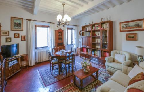 TV a/nebo společenská místnost v ubytování Nice Apartment In Massa E Cozzile With House A Panoramic View