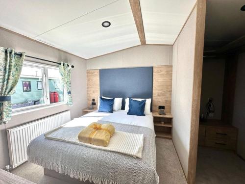 Katil atau katil-katil dalam bilik di Modern Caravan 2025 with Decking