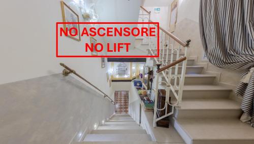 a no entrance no lift sign next to stairs at Ca Dell'Arte in Venice