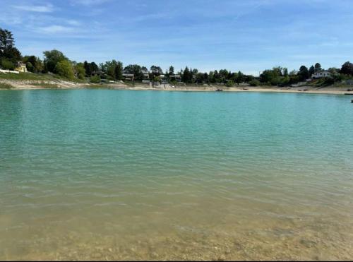a view of a large body of water at Panorama Beach Gartenhaus am SEE, Wiener Neustadt, Autark in Wiener Neustadt
