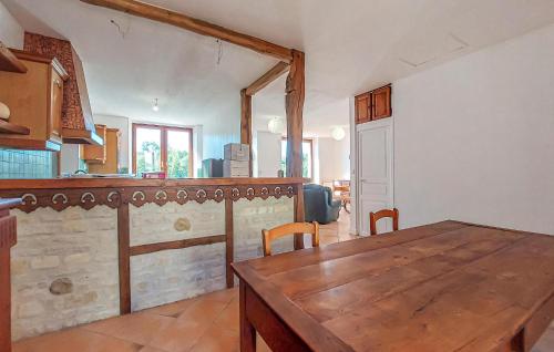Η κουζίνα ή μικρή κουζίνα στο Pet Friendly Home In Nanteuil-En-Vallée With Wifi