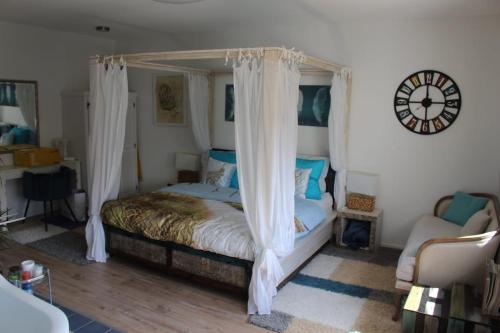 Ένα ή περισσότερα κρεβάτια σε δωμάτιο στο Luxury waterfront villa, not far from the beach