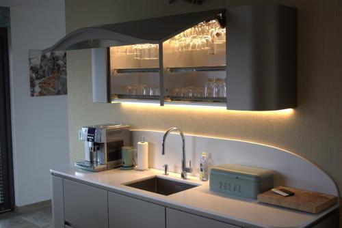 Η κουζίνα ή μικρή κουζίνα στο Luxury waterfront villa, not far from the beach