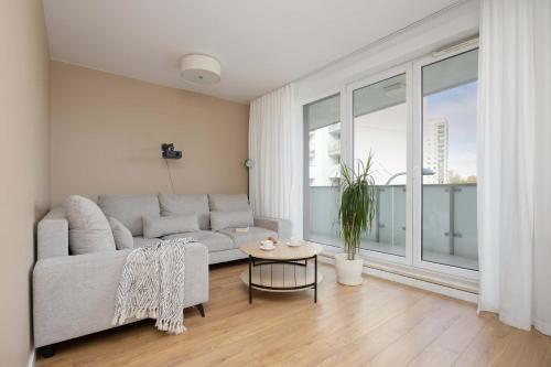 Spacious Warsaw Apartment with Parking Next to Metro by Noclegi Renters