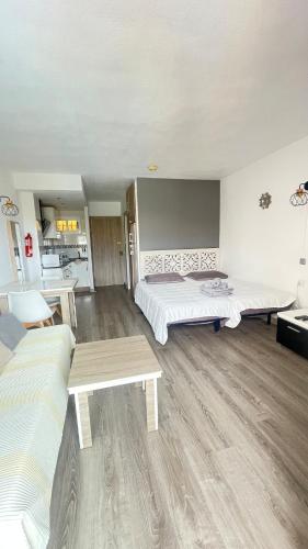 Costasol Jupiter 422 , piscinas abiertas todo el año, Recp 24 horas
