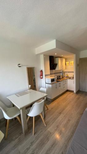Costasol Jupiter 422 , piscinas abiertas todo el año, Recp 24 horas