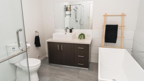 un bagno con lavandino, WC e vasca di Prime Location Private Home Large Pool Pets welcome a Glen Iris