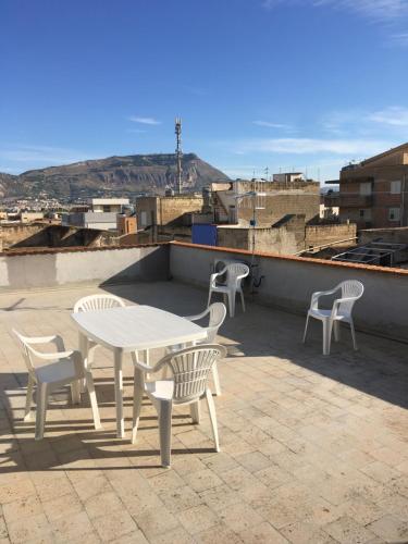 a table and chairs on top of a roof at La CASA DEL SOLE in Paceco