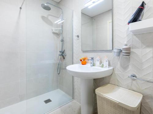 Cute Parque Cattleya 107 close to the beach