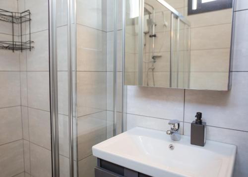 un baño con lavabo y ducha en Central Girne Escape by HolidayKeys, en Kyrenia