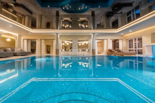 a large swimming pool in a hotel room with a large pool at Alter Meierhof Glücksburg in Glücksburg