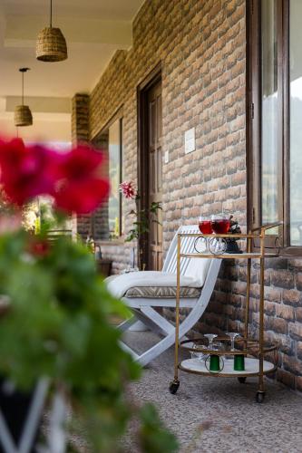 Kawasan patio atau luaran di Ecstacy bathtub rooms and cafe - Mukteshwar Homestay