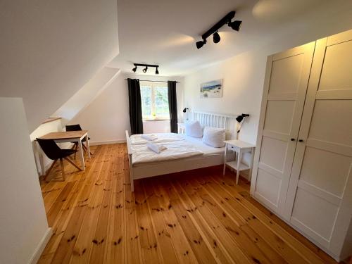 Ένα ή περισσότερα κρεβάτια σε δωμάτιο στο Ferienhaus Fiete in Wieck