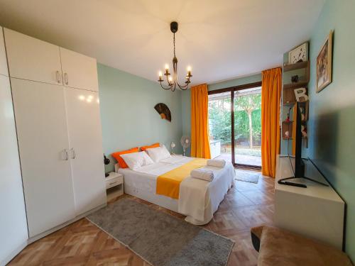 Claire Apartment with Garden