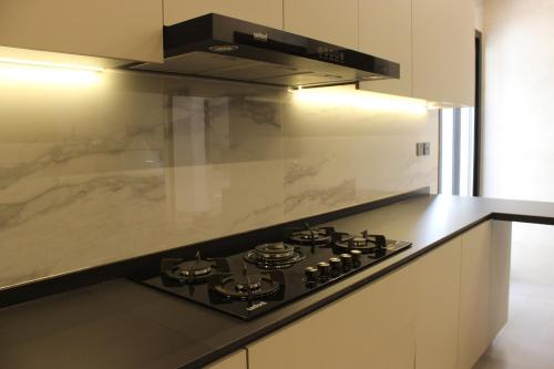 Η κουζίνα ή μικρή κουζίνα στο Lavita Villa - Stunning pool villa Ajman