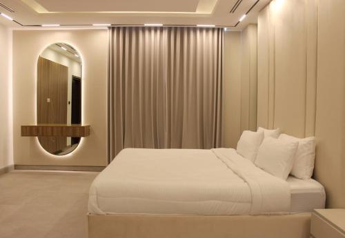 Ένα ή περισσότερα κρεβάτια σε δωμάτιο στο Lavita Villa - Stunning pool villa Ajman