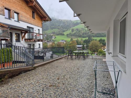 カプルーンにあるAppartement Kitzsteinhorn -Summercard includedの家のバルコニー(テーブル、椅子付)