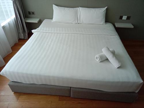 Un pat sau paturi într-o cameră la Vortex suites klcc by starplus