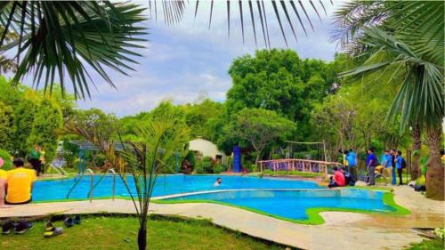 Bazén v ubytování Botanix Nature Resort nebo v jeho okolí
