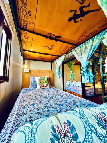 Ένα ή περισσότερα κρεβάτια σε δωμάτιο στο Turtle Hostel Udaipur- 50 mtr from Lake