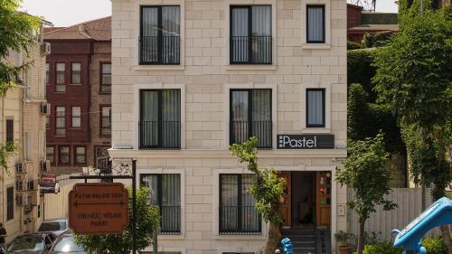 Un edificio con un cartel al costado. en Pastel İstanbul, en Estambul