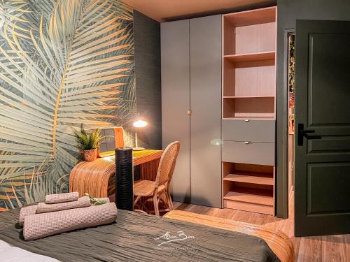 a bedroom with a bed and a desk and a table at Appartement de Standing Bali 2 Chambres, Terrasse, Wifi, Hyper-Centre Toulon in Toulon
