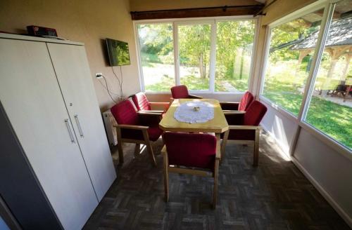 Ruang duduk di Omarsko vrelo - kuća na izvoru u srcu Tare