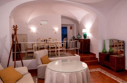 ein Wohnzimmer mit Tisch und ein Esszimmer in der Unterkunft Alojamiento "Casa Paloma" in Villanueva del Fresno