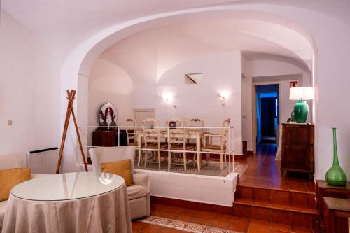 ein Wohnzimmer mit Tisch und Stühlen in der Unterkunft Alojamiento "Casa Paloma" in Villanueva del Fresno