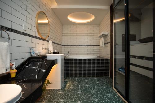Ein Badezimmer in der Unterkunft Feeling Parent-Child Family Hotel Xi'an