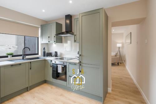 Η κουζίνα ή μικρή κουζίνα στο Fraserburgh Residence - SJA Stays - Modern 3 Bed Apartment