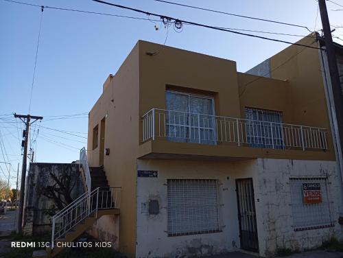 a building with a balcony on the side of it at El descanso in San Pedro