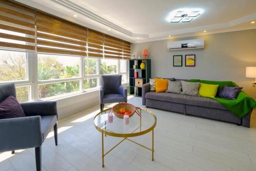 Ruang duduk di Central Flat in Kaleici with Sea View Near Beach