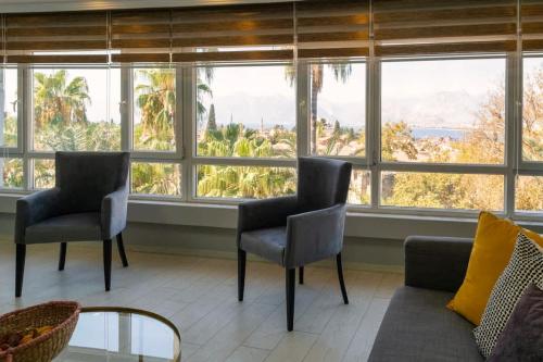 Ruang duduk di Central Flat in Kaleici with Sea View Near Beach