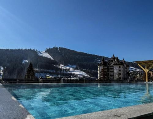 una gran piscina frente a una montaña en Mountain Krystal, en Bukovel