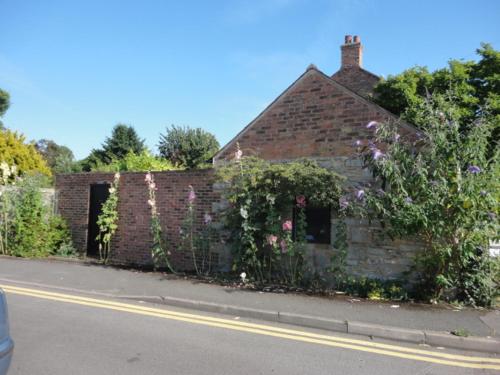 The facade or entrance of Unique Barn in The Vale of Evesham 