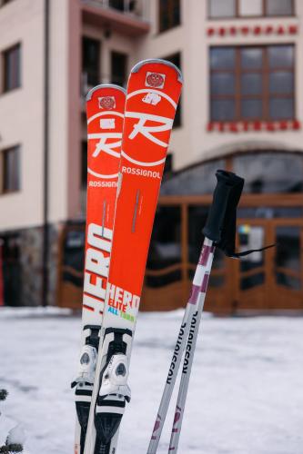 Dos esquís y dos bastones de esquí en la nieve en Mountain Krystal, en Bukovel