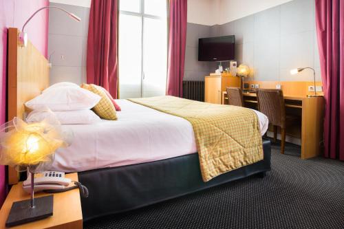 a hotel room with a bed and a desk at Best Western Adagio Saumur in Saumur