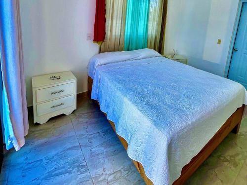 Postel nebo postele na pokoji v ubytování habitacion a 100 pasos de la playa
