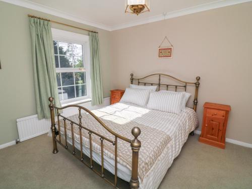 Postel nebo postele na pokoji v ubytování Larkspur Cottage