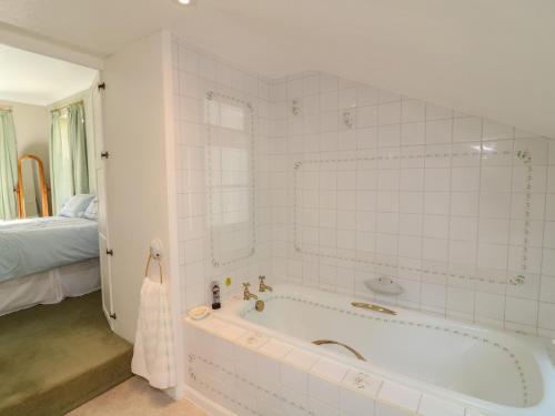 Koupelna v ubytování Larkspur Cottage