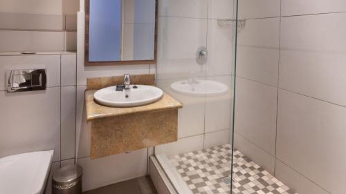 Bilik mandi di ANEW Hotel Hluhluwe