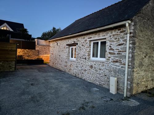 a stone building with a window on the side of it at La Grange in Savenay
