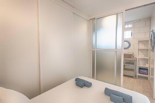 Habitación blanca con mesa blanca y ventana en Sailor's Nest, en Callao Salvaje
