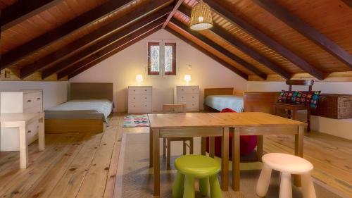 a room with a table and chairs and a bedroom at Casa das Marias in Ponta do Pargo