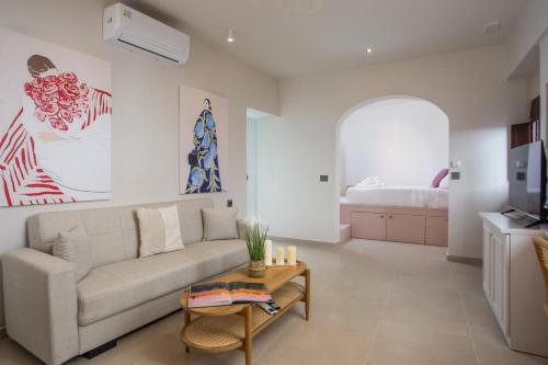una sala de estar con un sofá y una cama en Elysian Suite, en Rodas