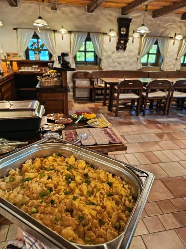 ein Buffet mit einem Teller Essen auf einem Tisch in der Unterkunft Penzión Za Vodou in Oščadnica
