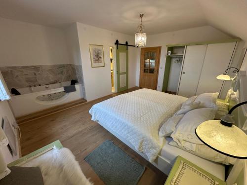 Una cama o camas en una habitación de Mauthnerhube Übernachten mit Whirlpool und Sauna