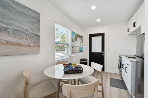 Kuchyň nebo kuchyňský kout v ubytování One Block from Gulf Shores Treasure Island John's Pass Boardwalk