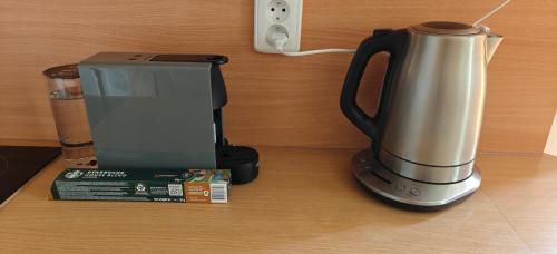 a blender sitting on top of a wooden table at Apartmán v Královském Údolí in Králŭv Dvŭr